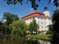 Stadtschloss im nahegelegenen Park